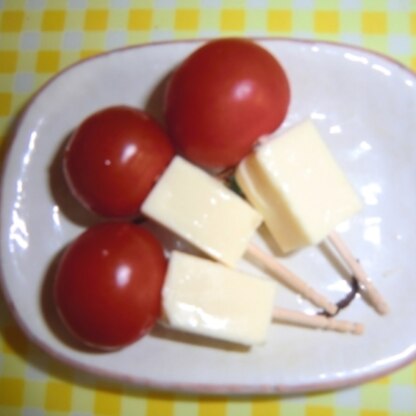 トマトとチーズでおかずピン★
刺してあるとパクッと食べれちゃって早い（*^^*)/
いつもご馳走さまです♪